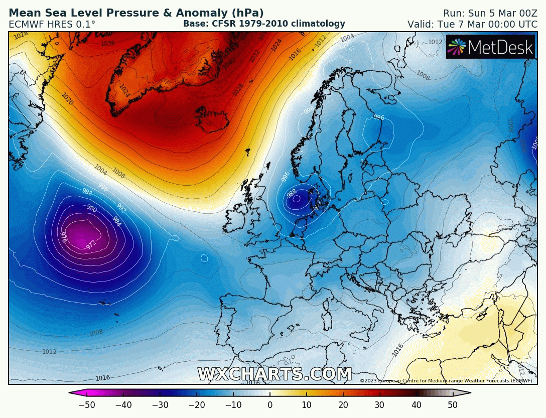 Anomalies de pression près de la mer prévues entre les 6 et 10 mars 2023 sur l'Europe et le bassin Atlantique Nord par le modèle ECMWF (copyright : https://www.wxcharts.com/). Bleu / violet = anomalies dépressionnaires, rouge / orange = anomalies anticycloniques.