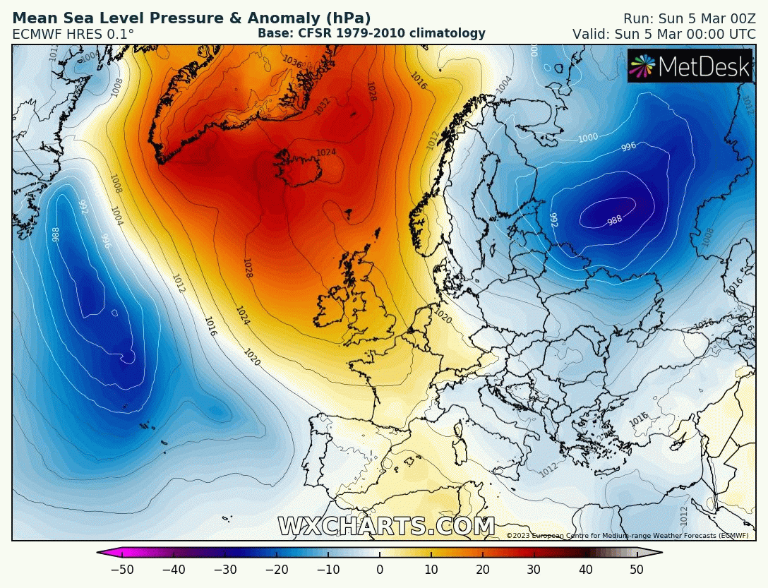Anomalies de pression près de la mer prévues entre les 5 et 6 mars 2023 sur l'Europe et le bassin Atlantique Nord par le modèle ECMWF (copyright : https://www.wxcharts.com/). Bleu / violet = anomalies dépressionnaires, rouge / orange = anomalies anticycloniques.