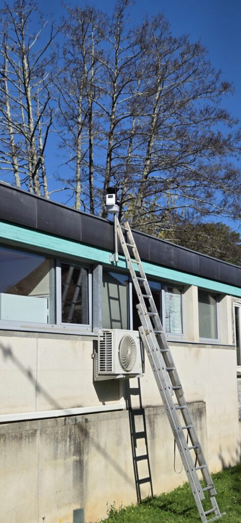 Photographie de l'installation de la station météo de Bélâbre.