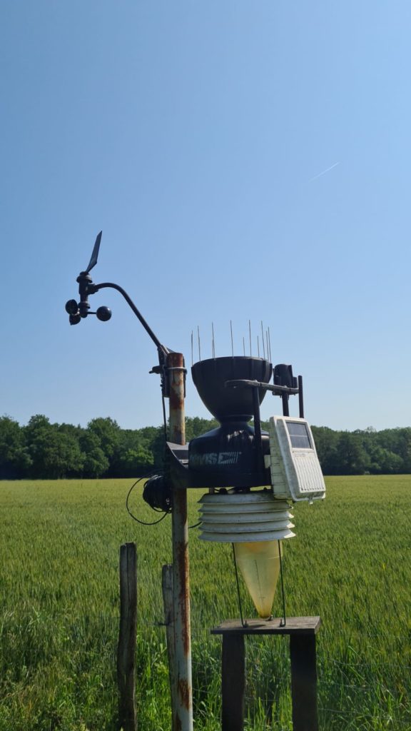 Station météo à Villegouin (Indre).